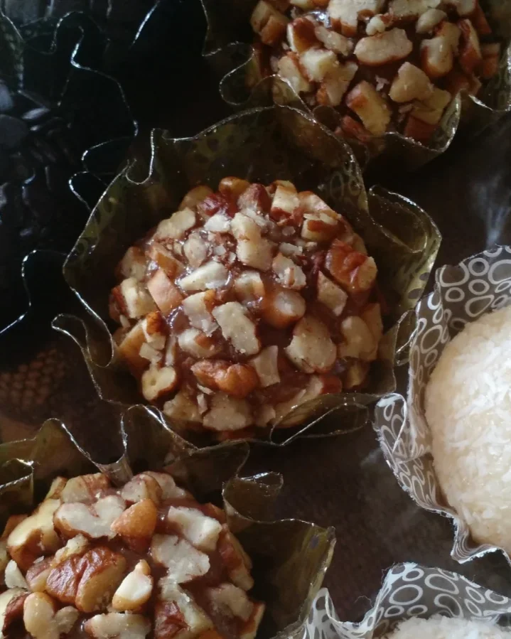 Café coberto com nozes da Cake Box