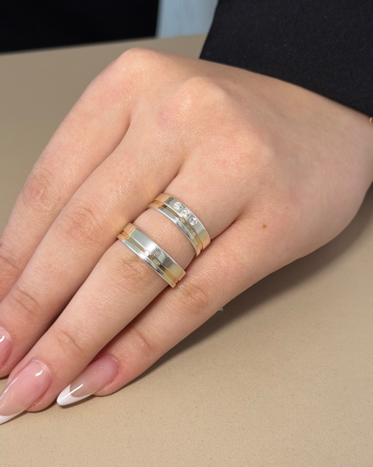 Aliança anatômica com filete em ouro