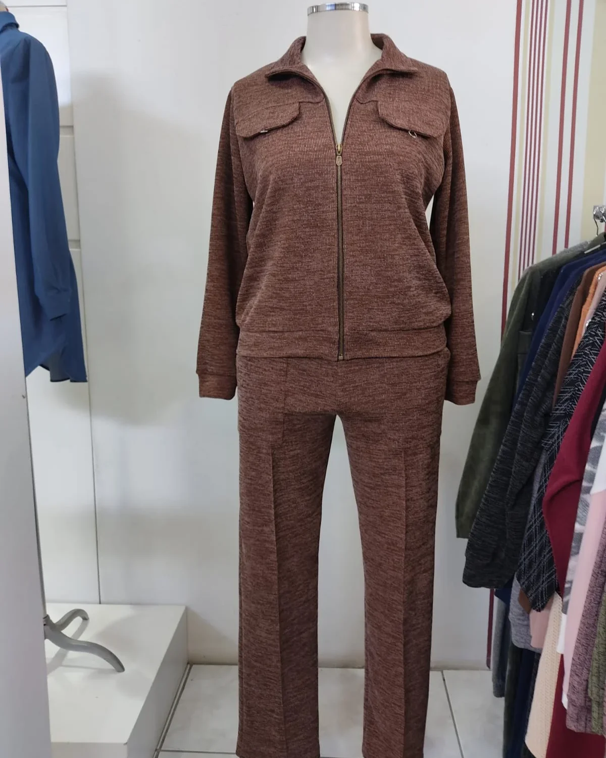 Conjunto marrom